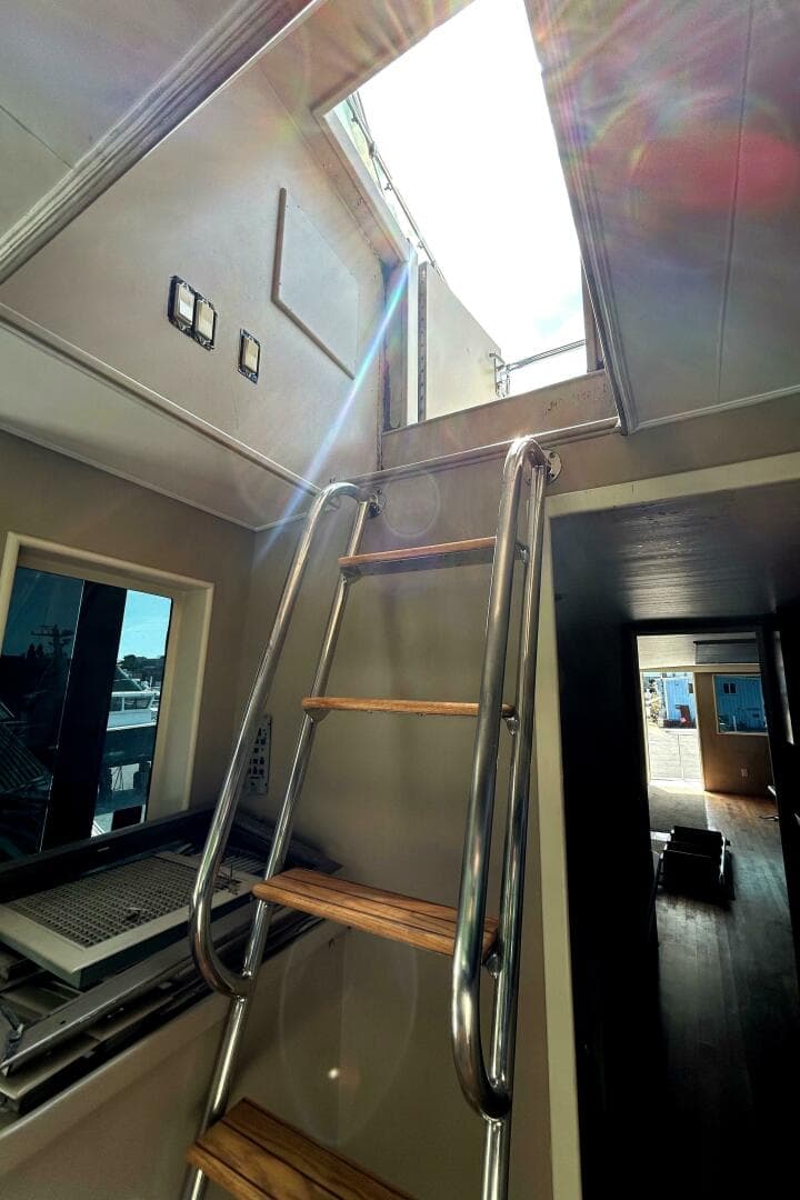 1991 Hatteras Cockpit — photo 11