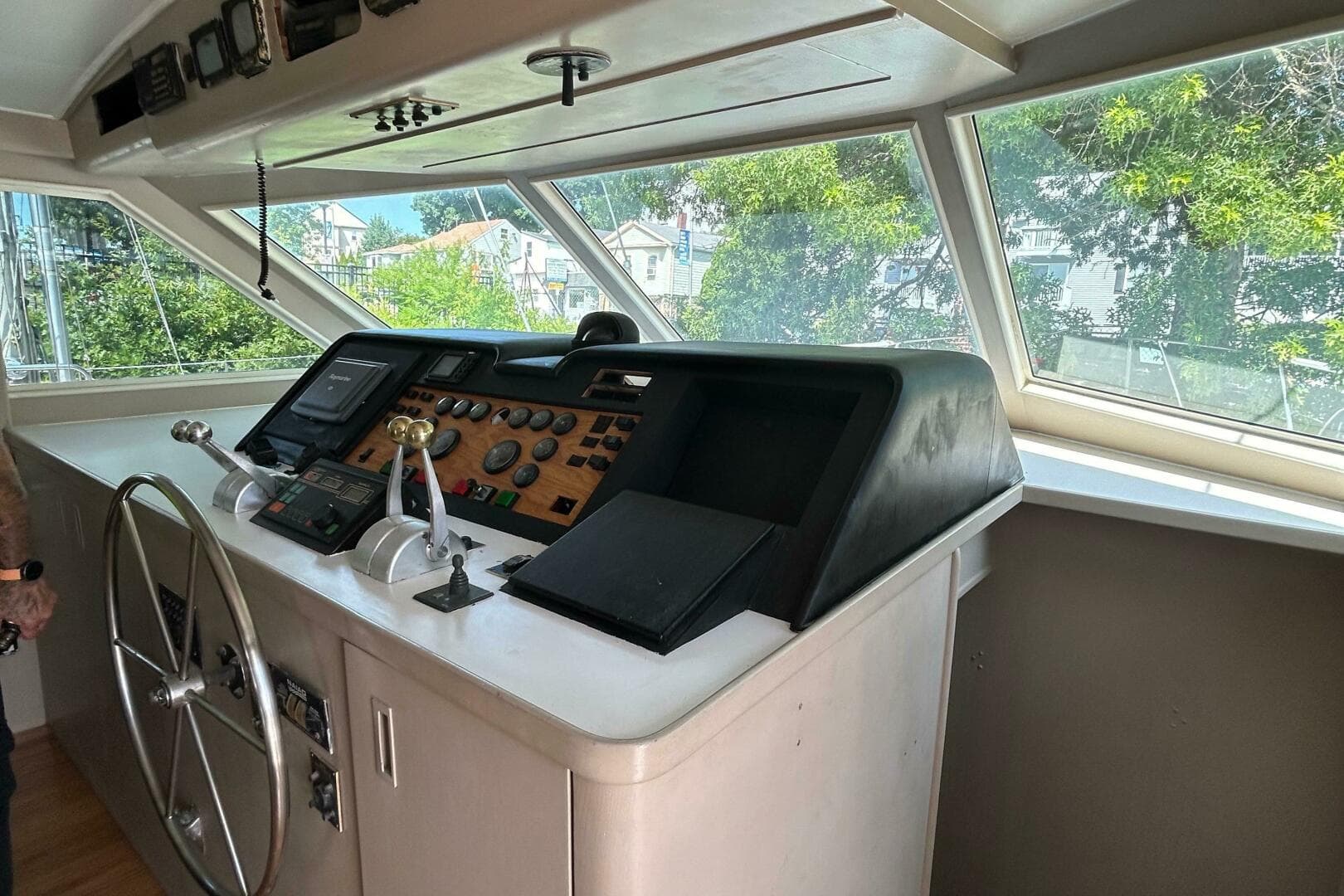 1991 Hatteras Cockpit — photo 13
