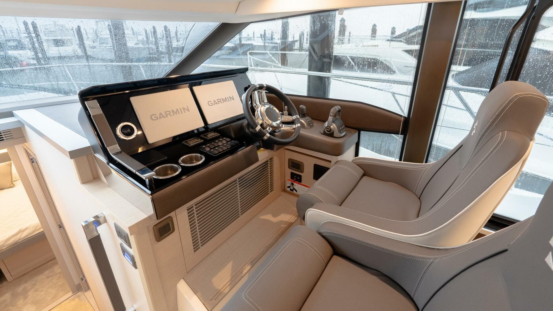 2023 Prestige 520S — photo 13