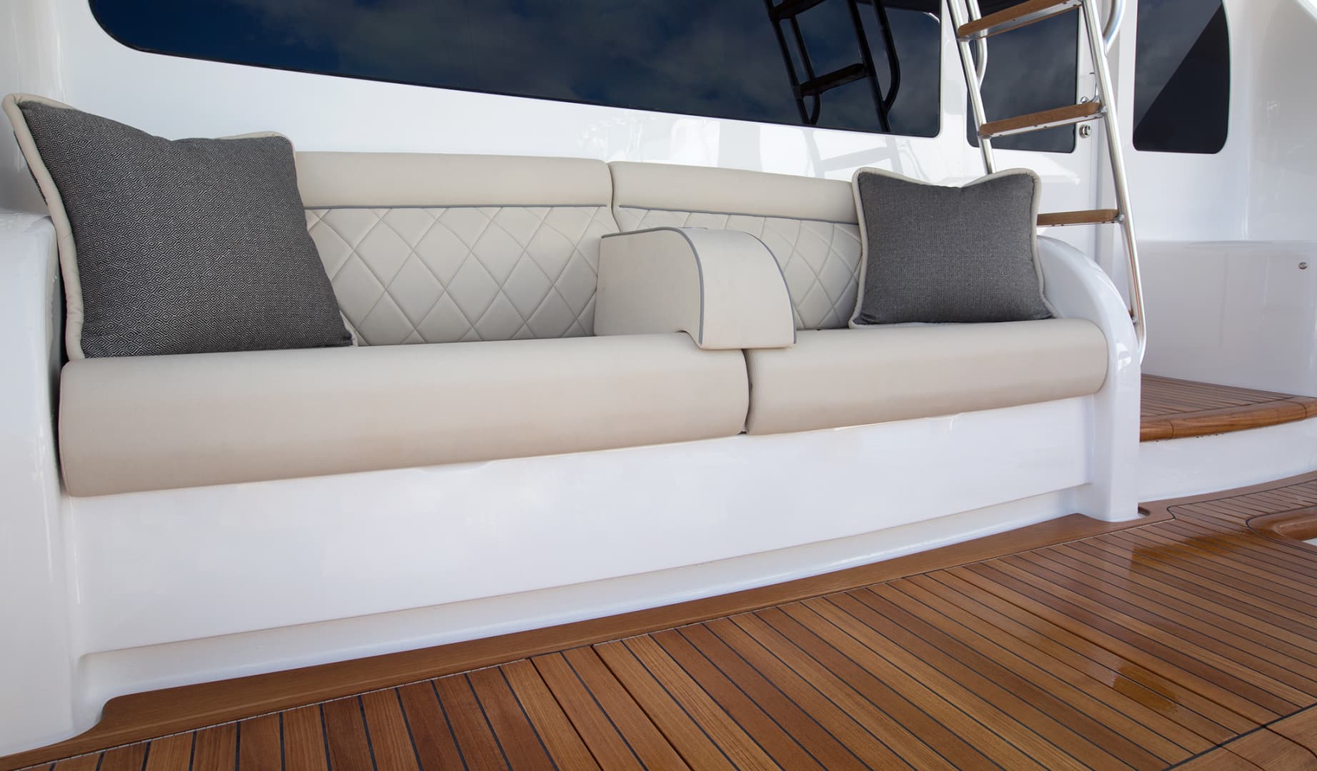 2025 Viking 72 Enclosed Bridge — photo 5