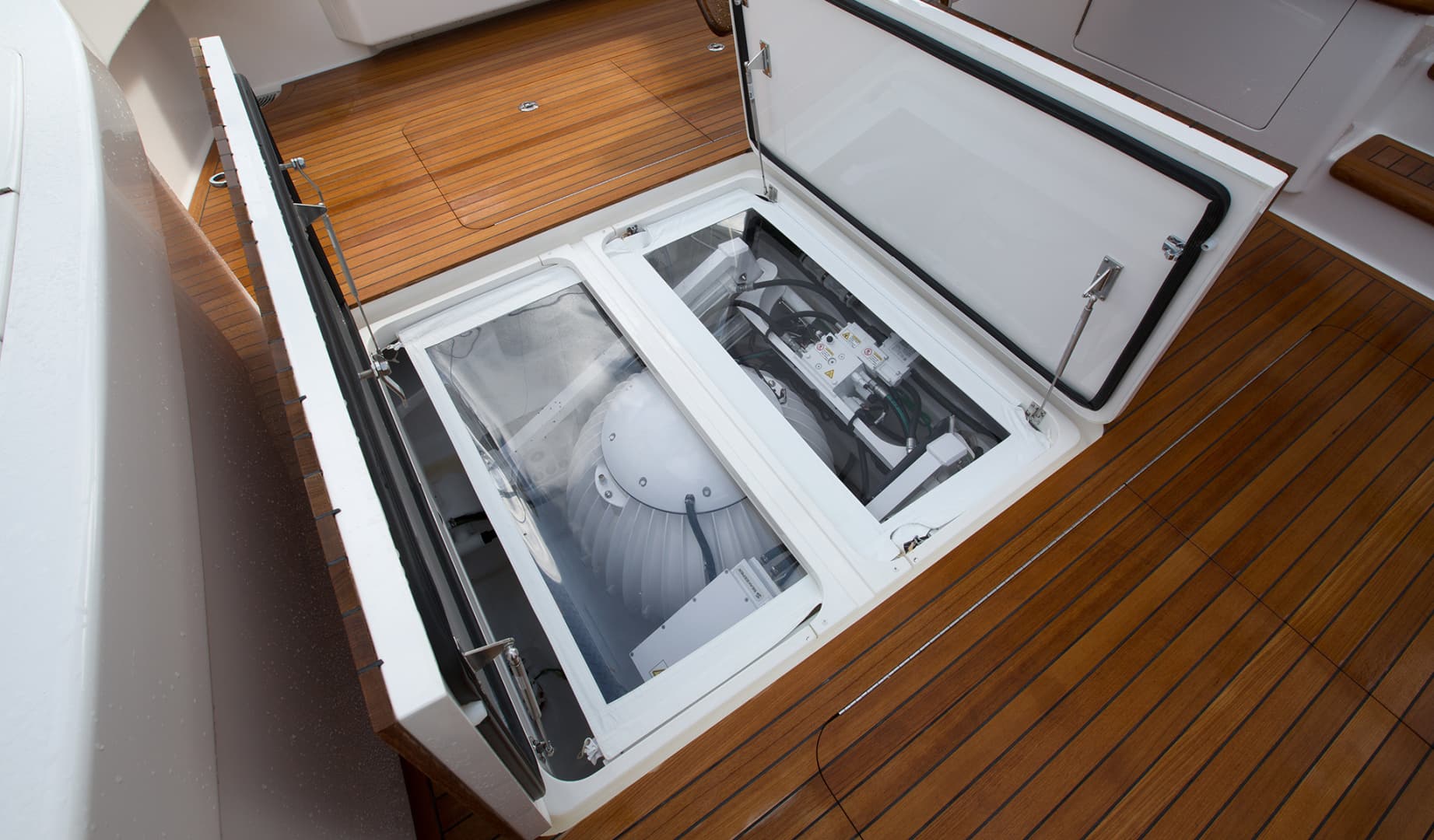 2025 Viking 72 Enclosed Bridge — photo 9