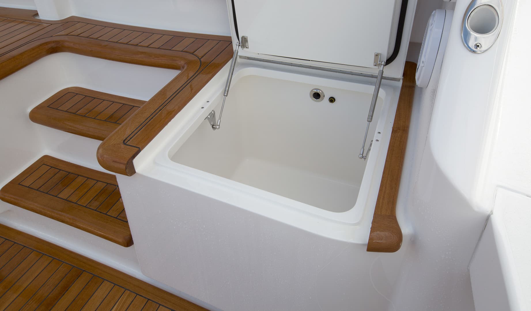 2025 Viking 72 Enclosed Bridge — photo 8