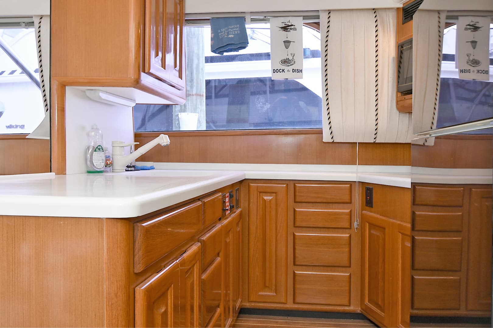 1997 Viking 47 Convertible — photo 19