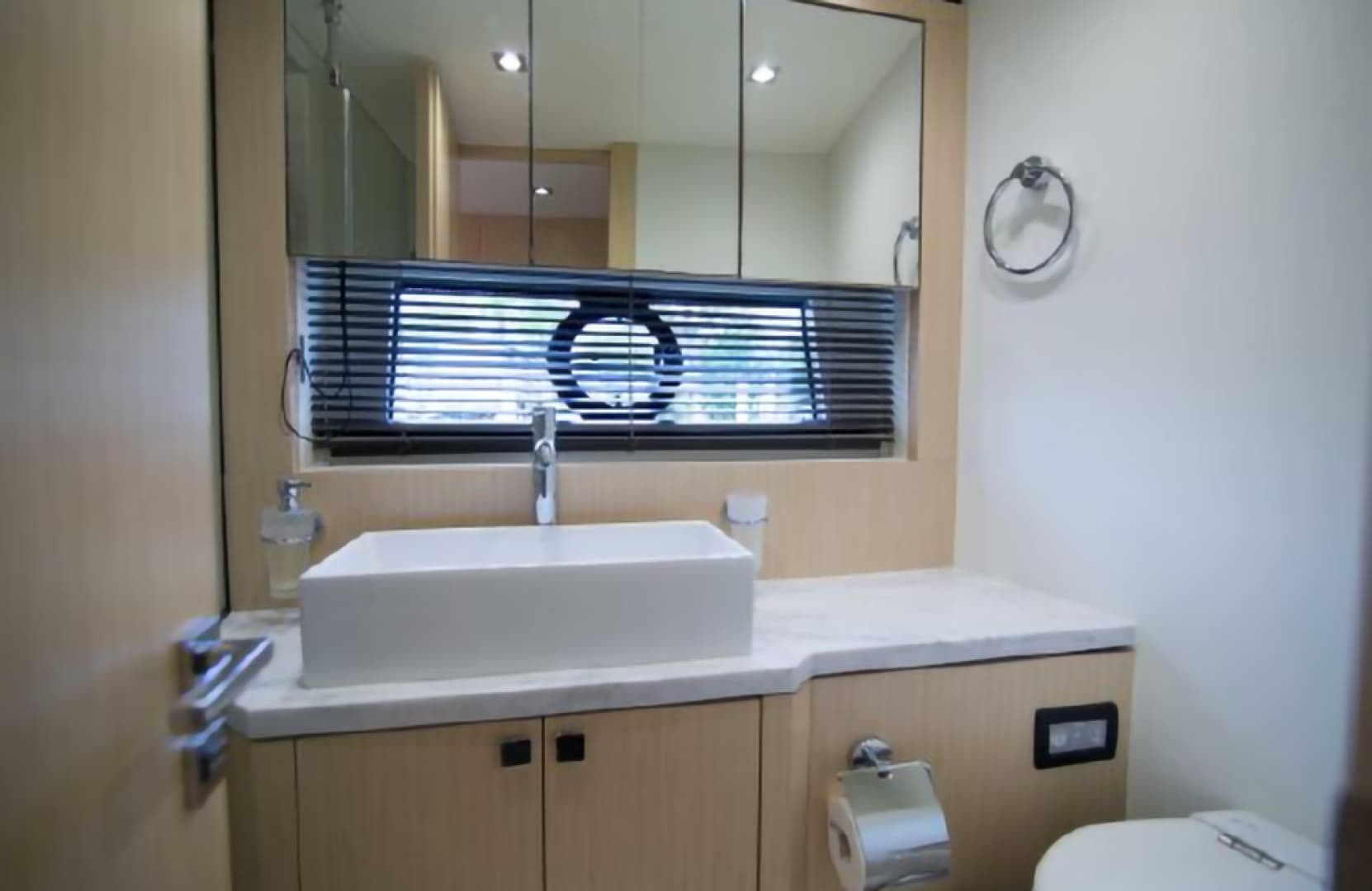 2018 Sunseeker Predator — photo 39