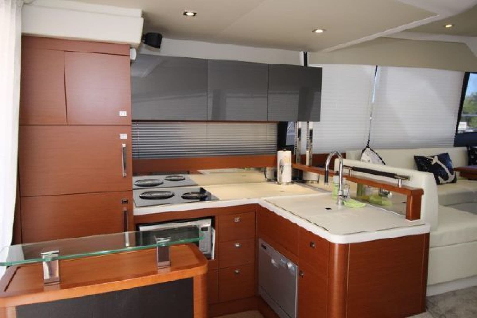 2015 Prestige 550 — photo 6