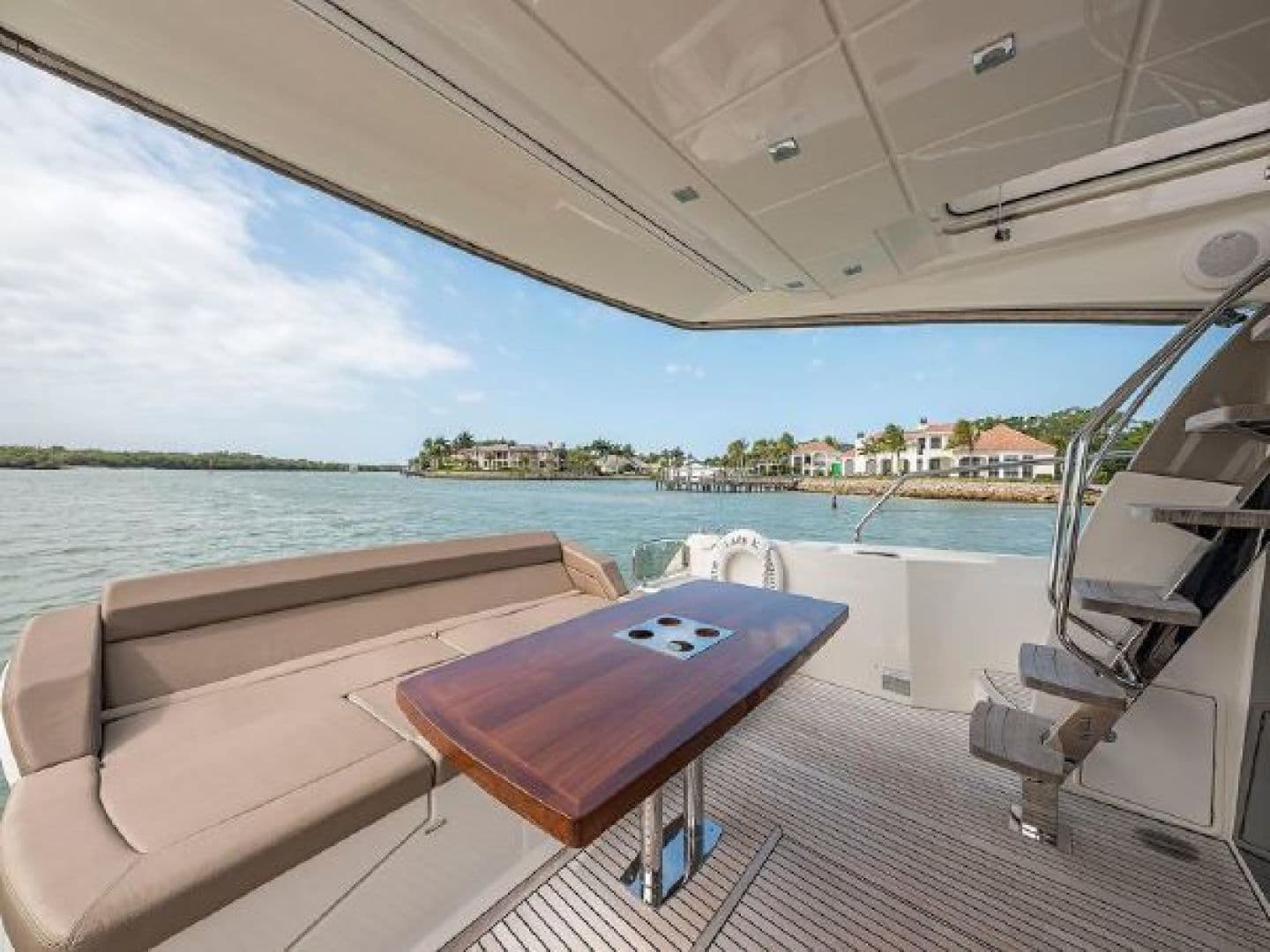 2015 Prestige 550 — photo 20