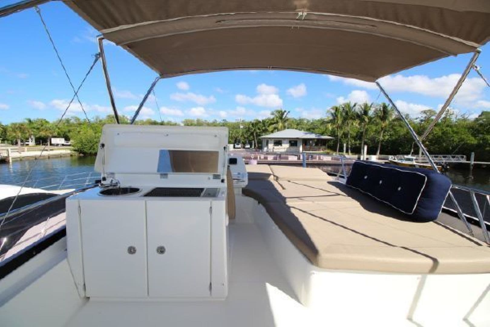 2015 Prestige 550 — photo 16