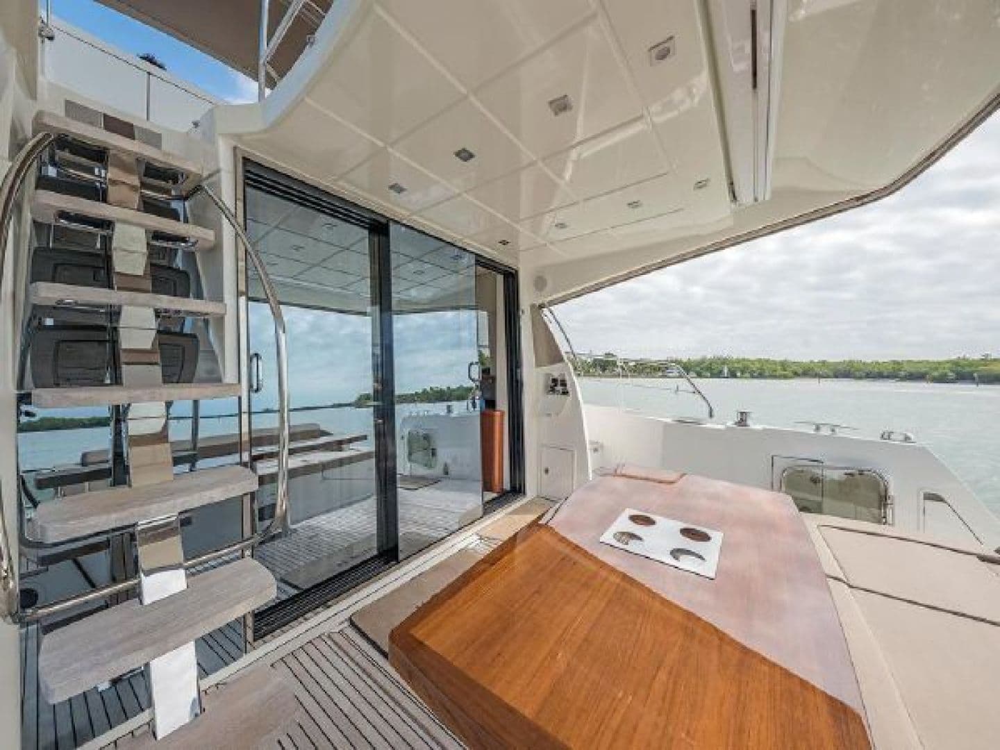 2015 Prestige 550 — photo 18