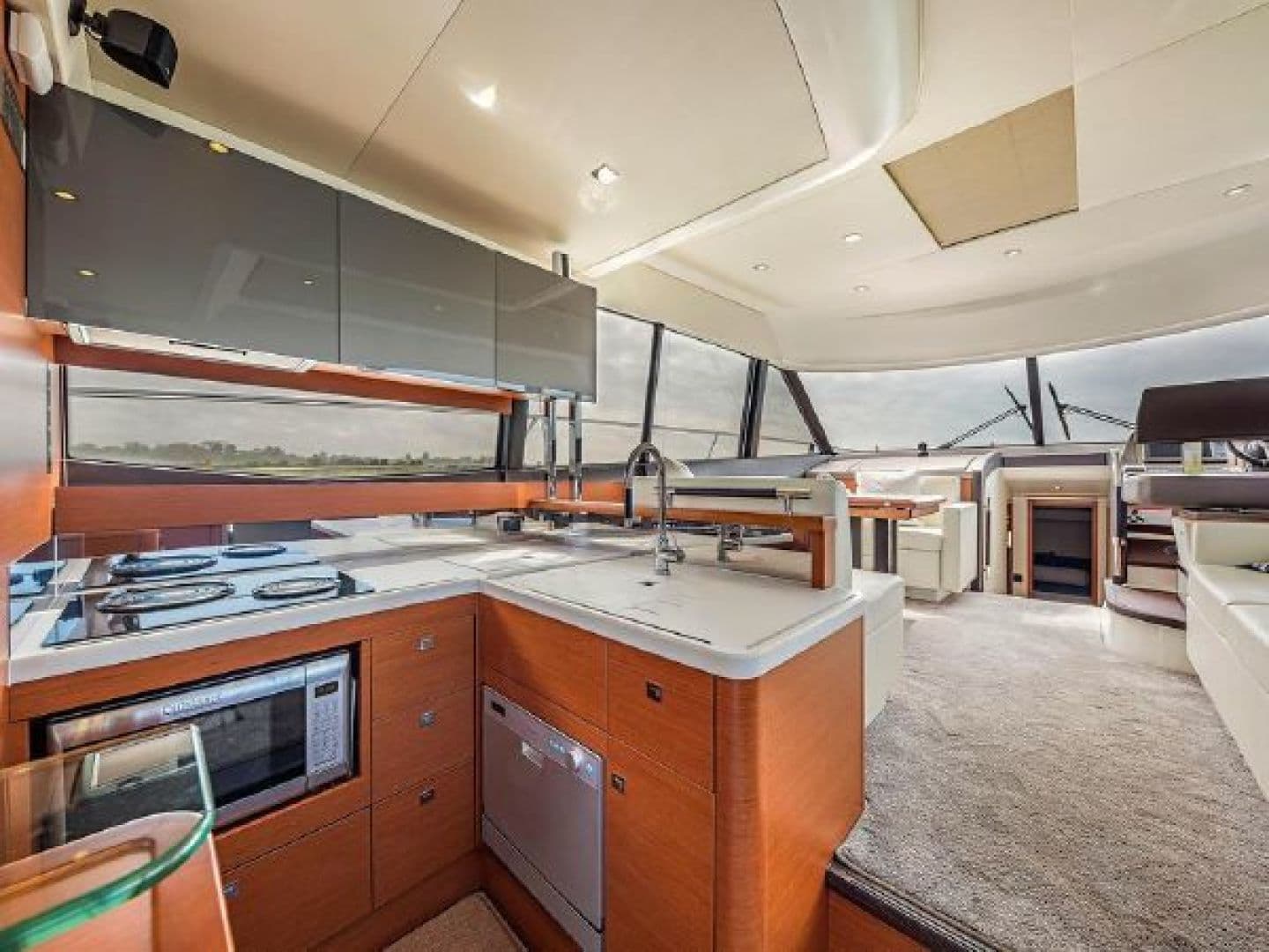 2015 Prestige 550 — photo 3