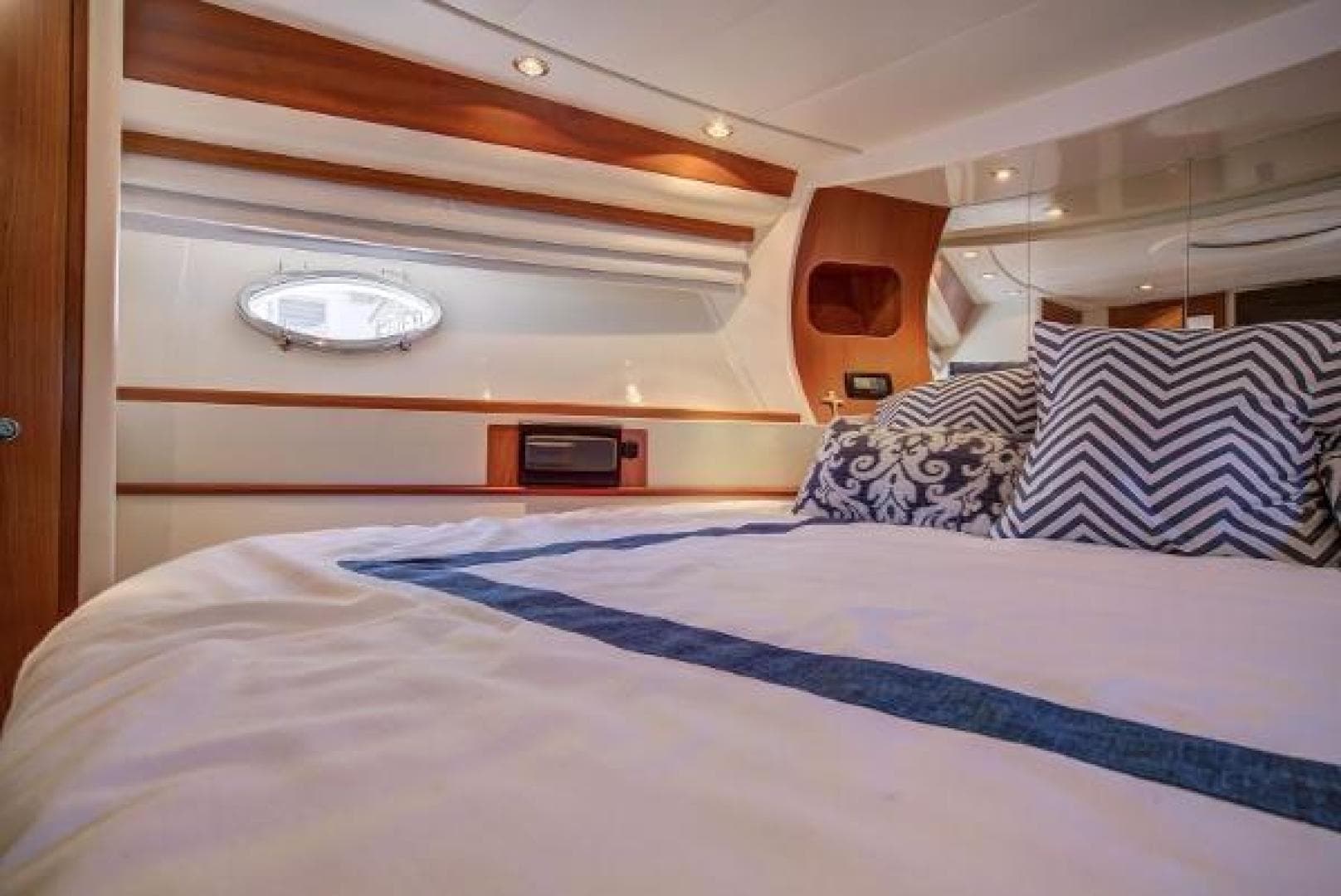 2008 Pershing — photo 23