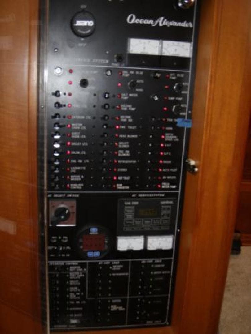 2005 Ocean Alexander Motor — photo 18