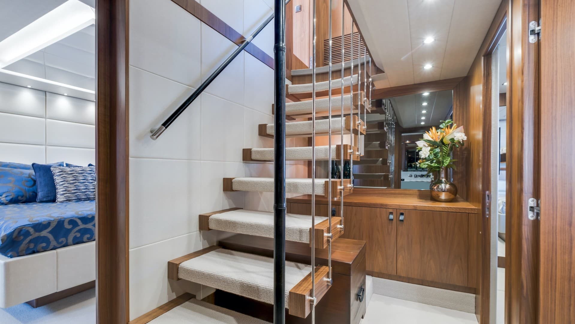 2018 Sunseeker 86 Yacht — photo 31