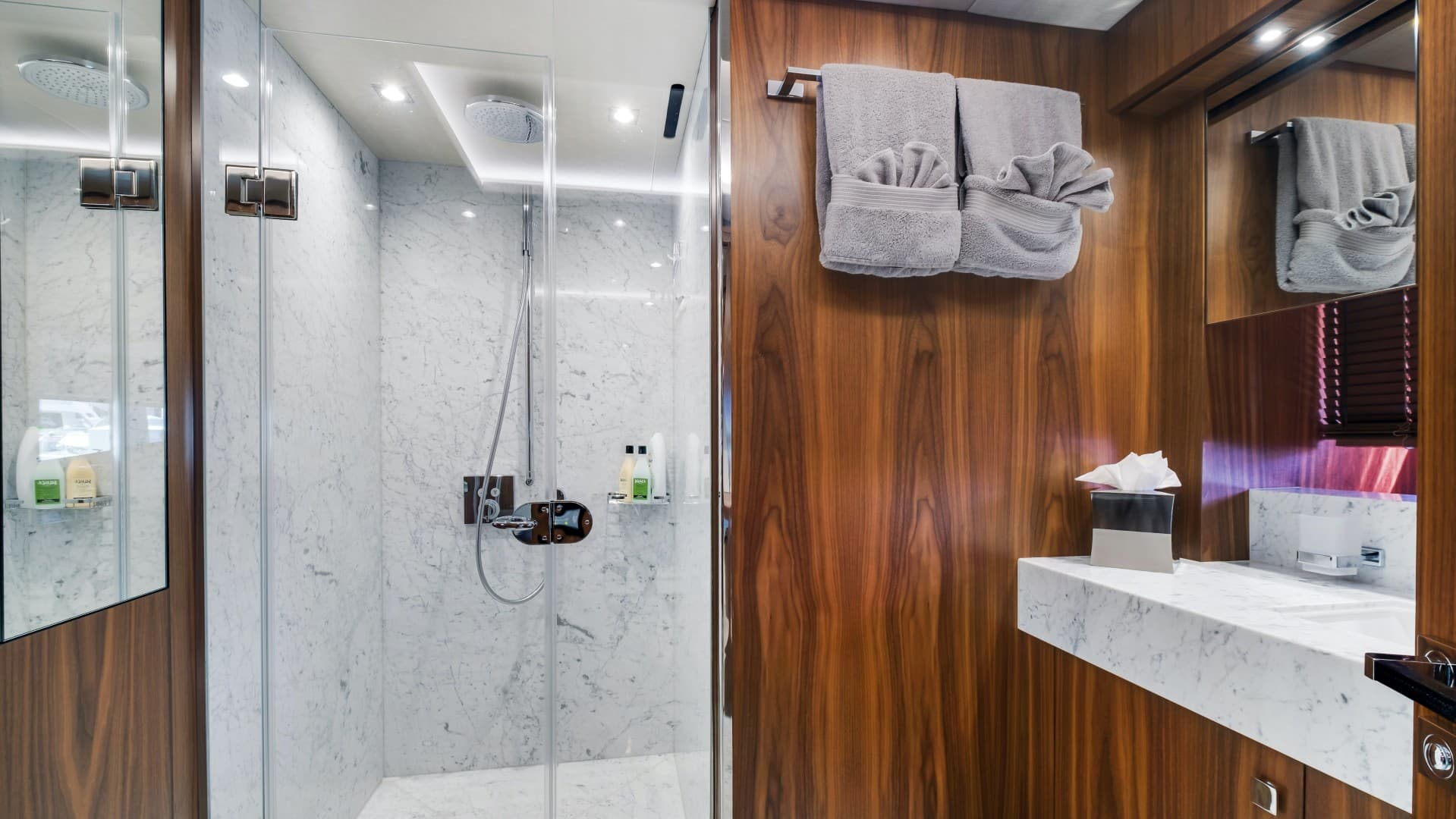 2018 Sunseeker 86 Yacht — photo 42