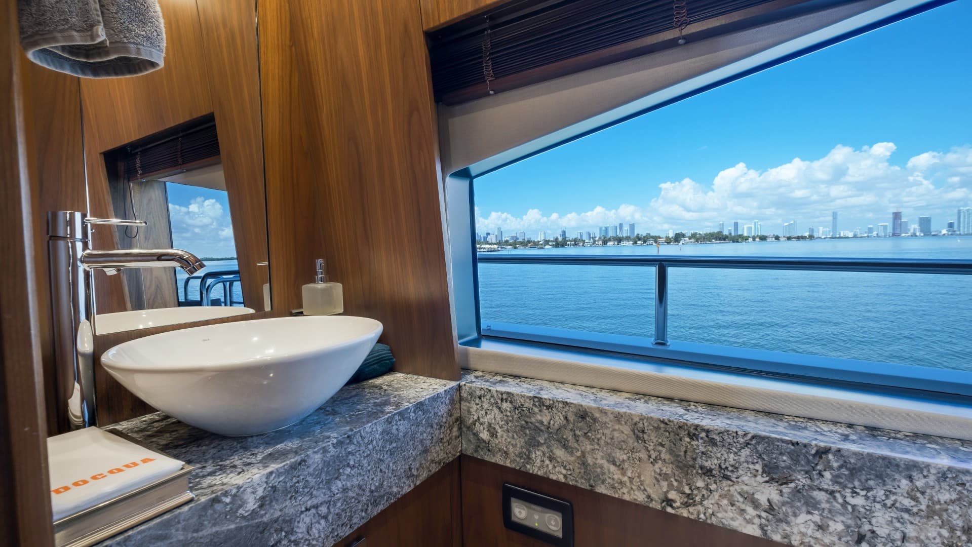 2018 Sunseeker 86 Yacht — photo 35