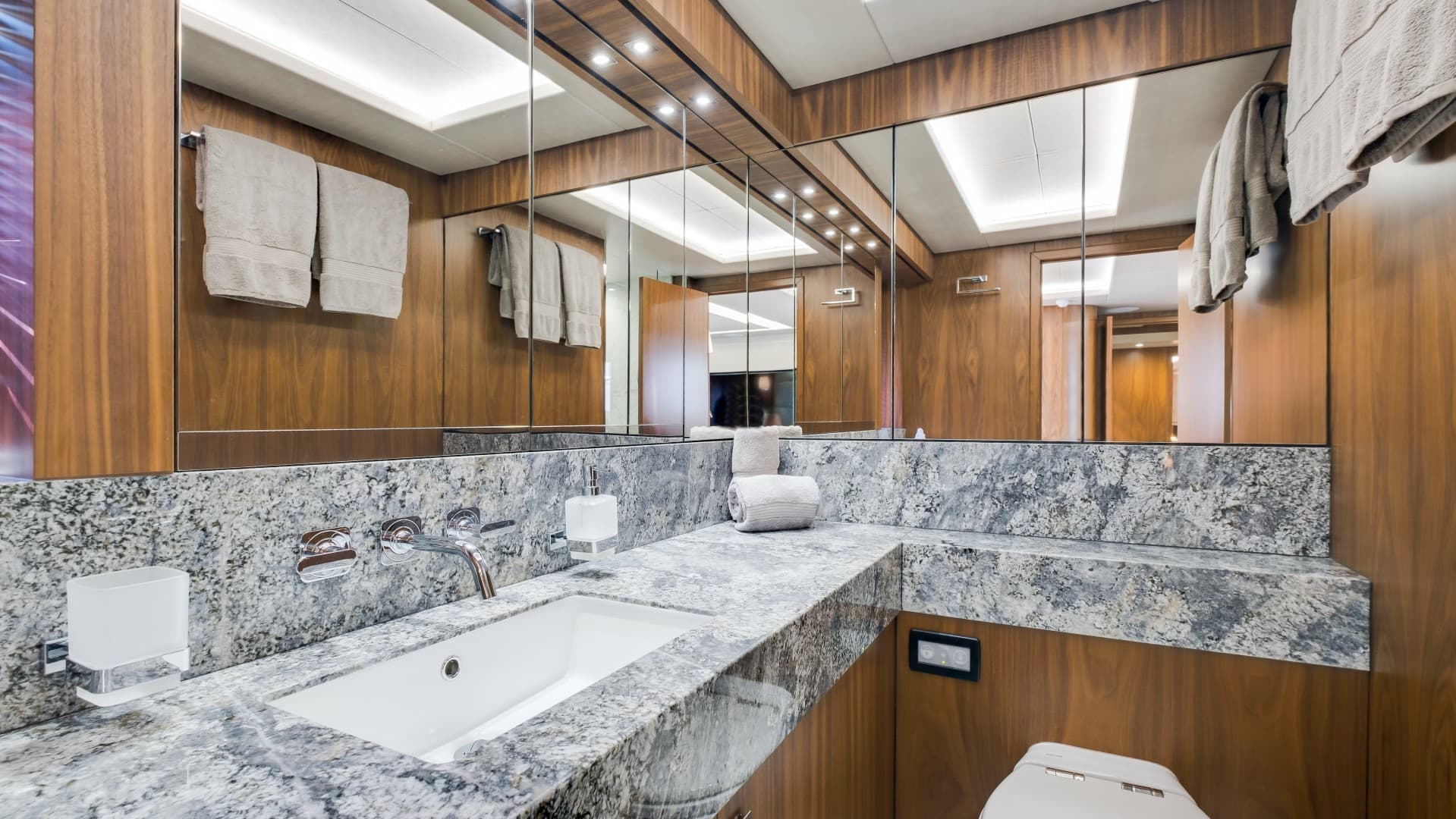 2018 Sunseeker 86 Yacht — photo 37