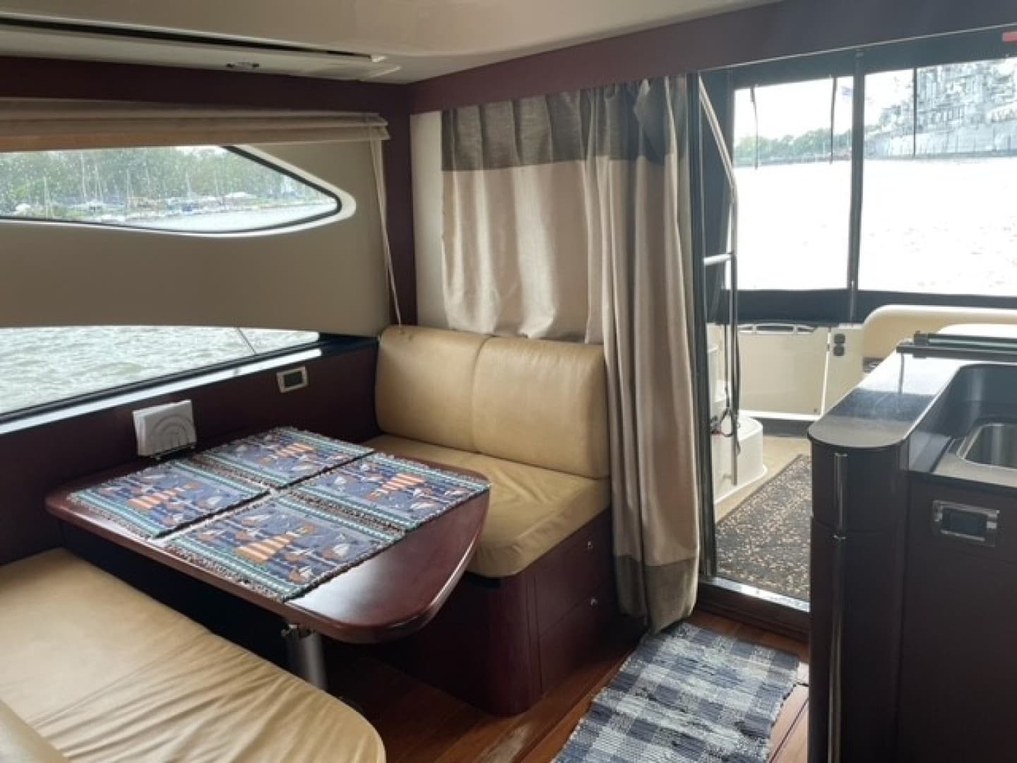 2012 Meridian 541 Sedan — photo 9