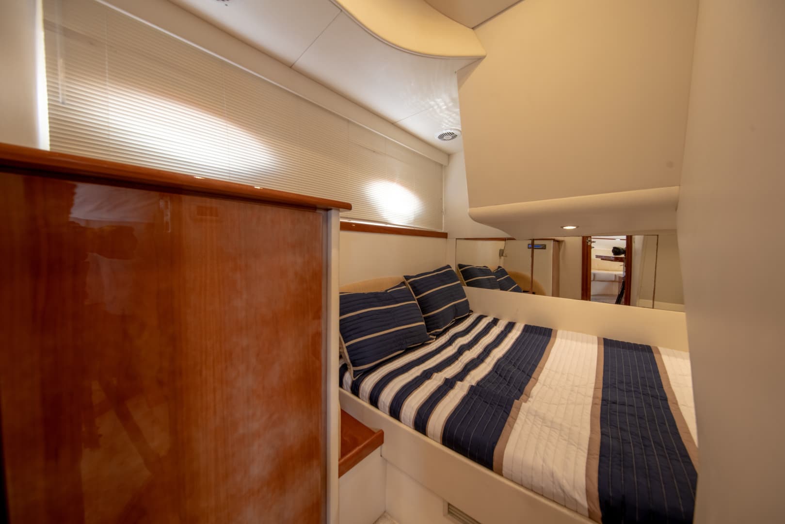 2004 Pershing Express — photo 29