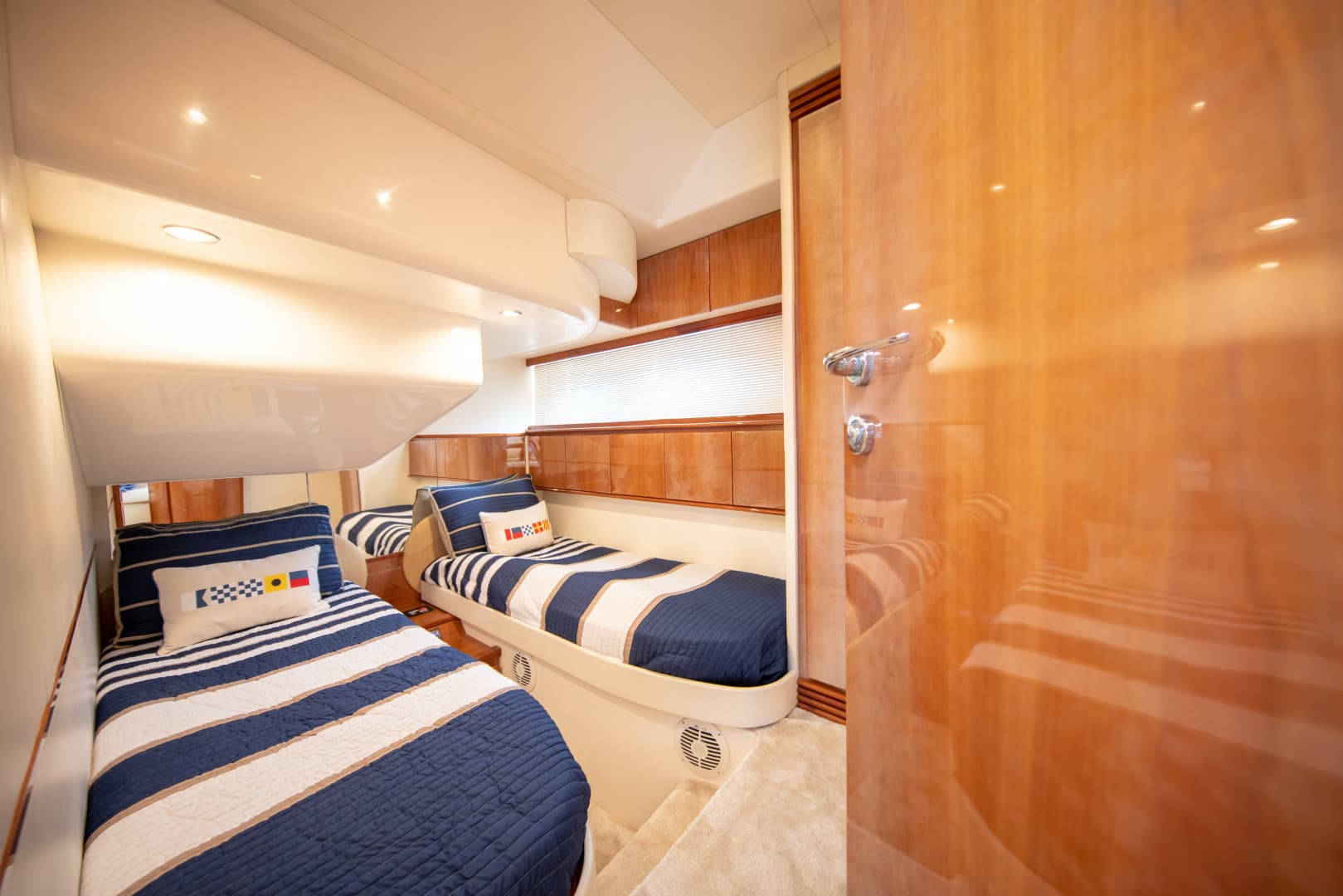 2004 Pershing Express — photo 35