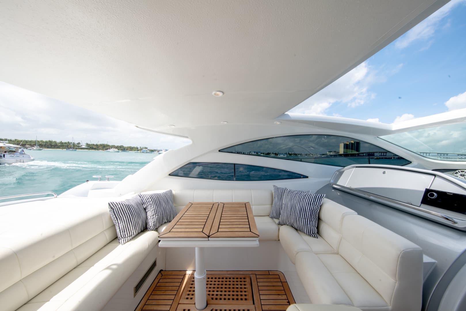 2004 Pershing Express — photo 19