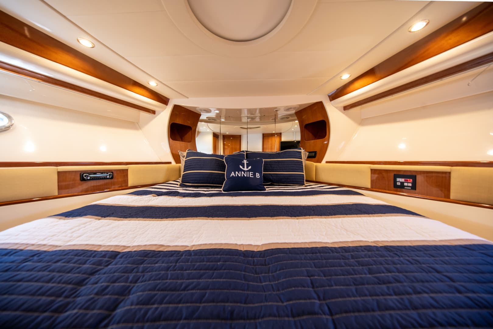 2004 Pershing Express — photo 33