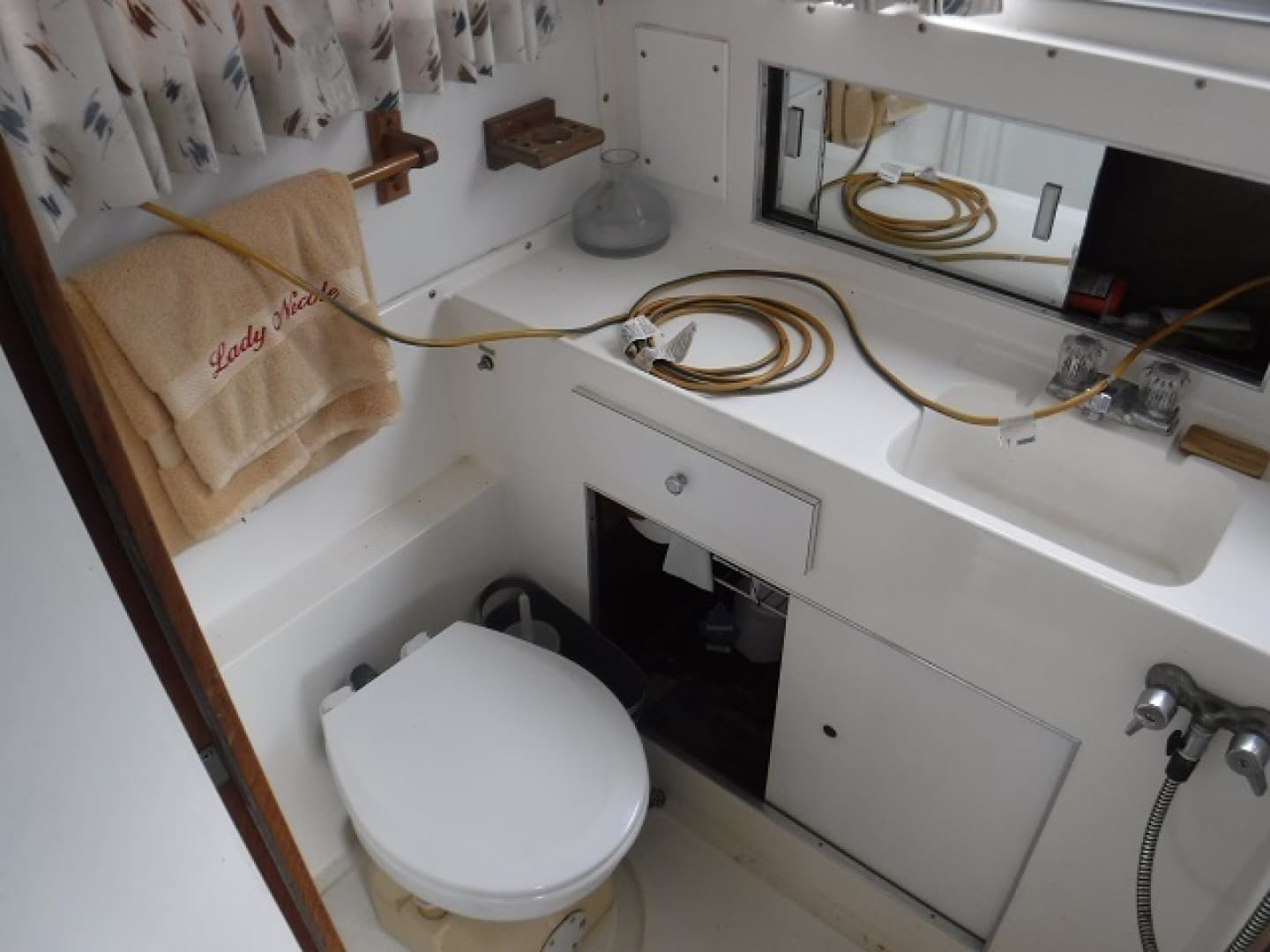 1980 Bertram 33 — photo 10