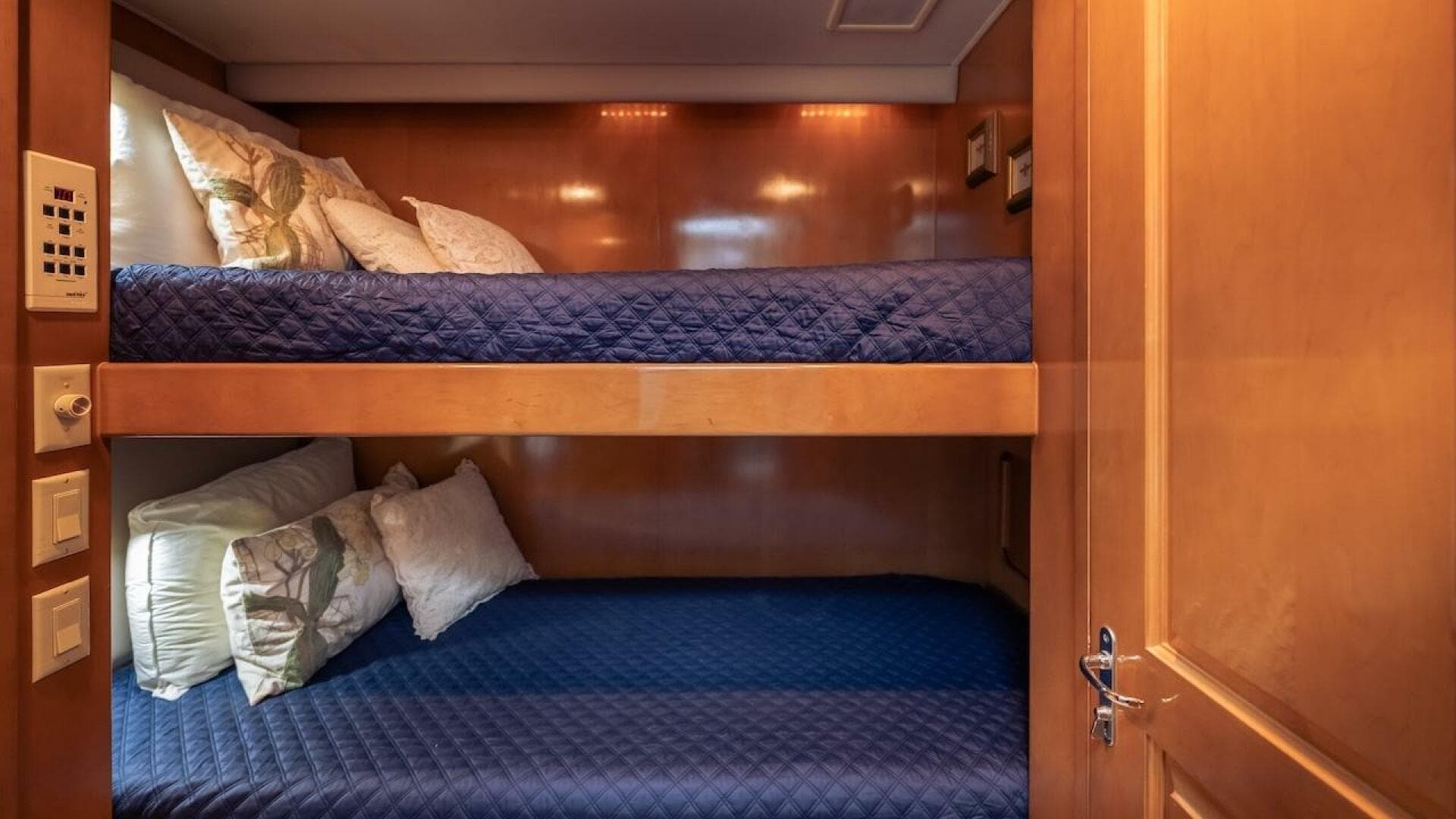 1998 Hatteras Sport Deck — photo 56