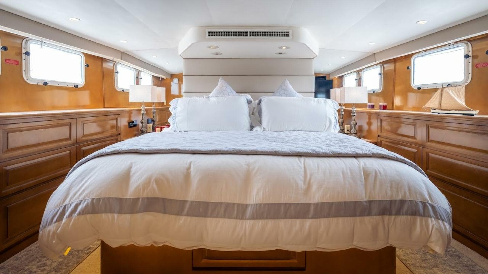 1998 Hatteras Sport Deck — photo 62