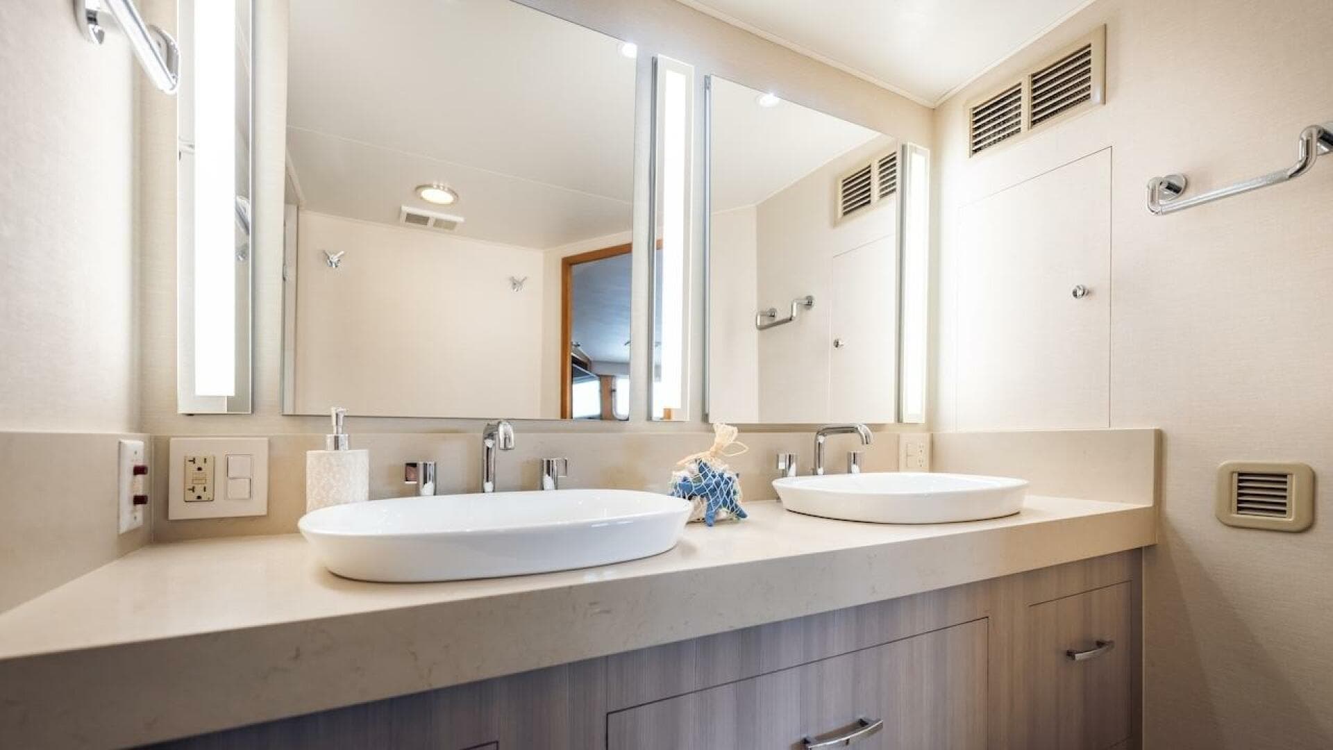 1998 Hatteras Sport Deck — photo 64