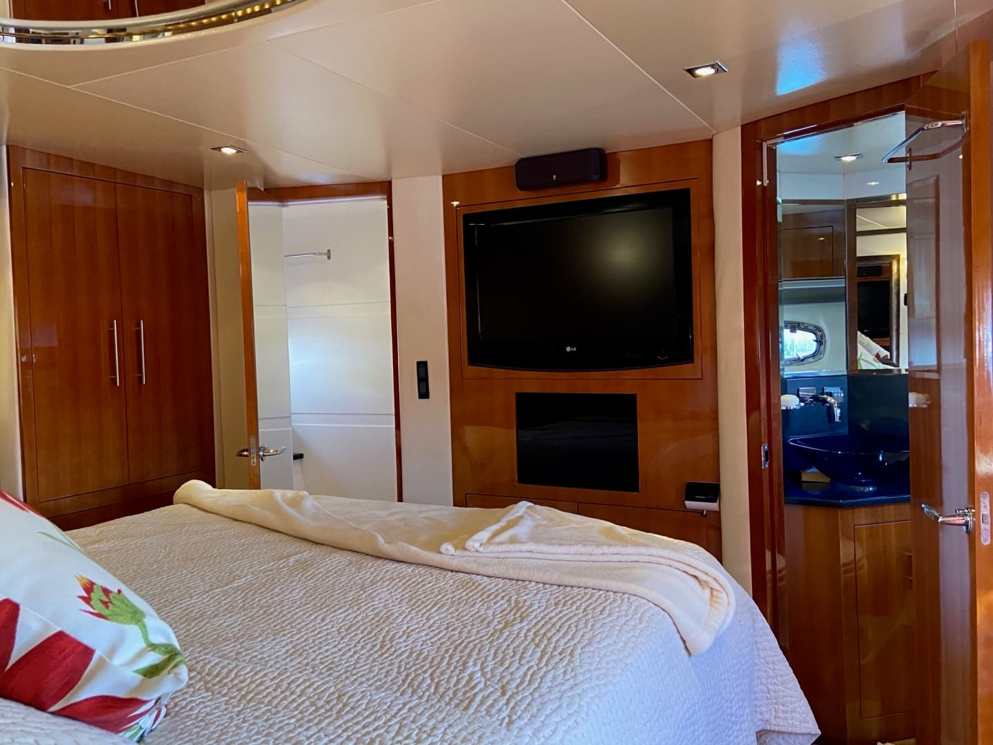 2009 Regal 5260 — photo 37