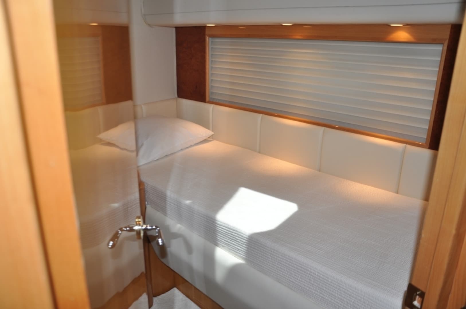 2003 Mckinna 58 — photo 25