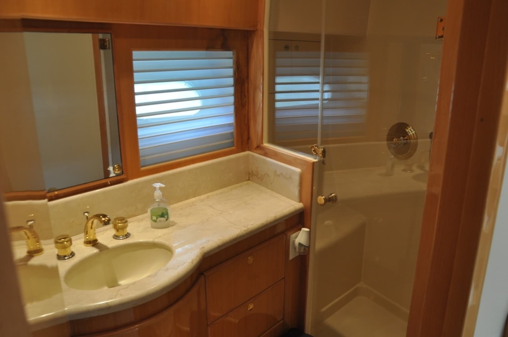 2003 Mckinna 58 — photo 24