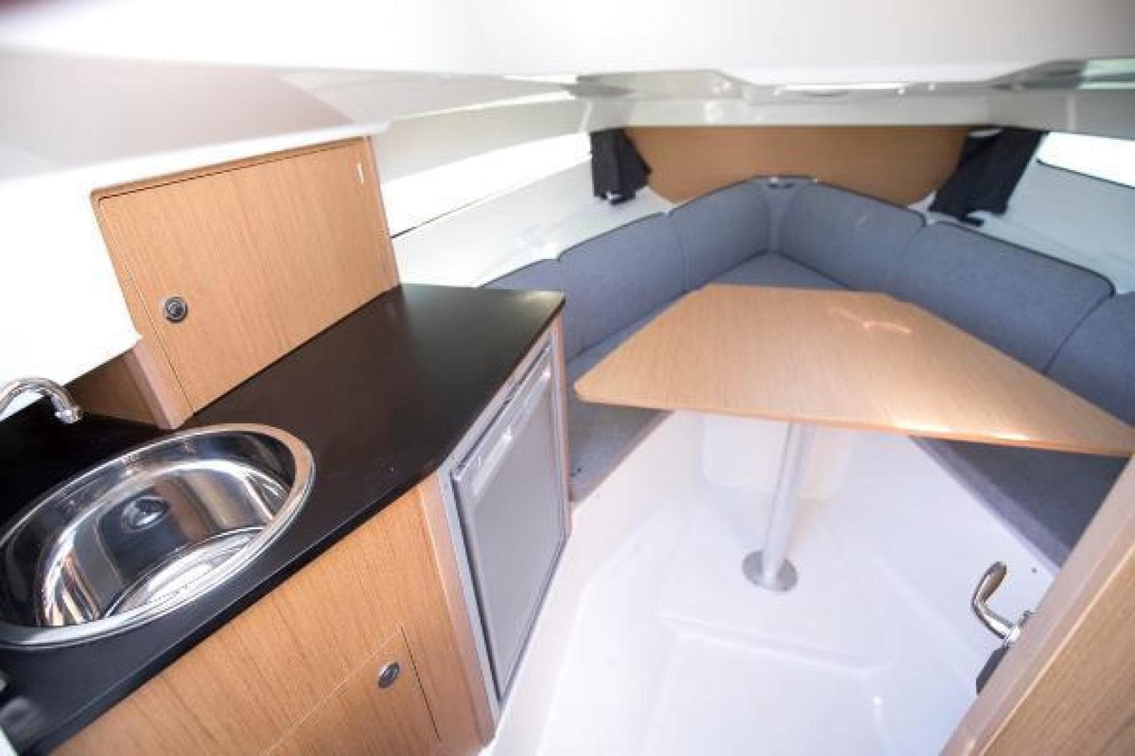 2026 Beneteau Flyer 8 Sundeck — photo 17