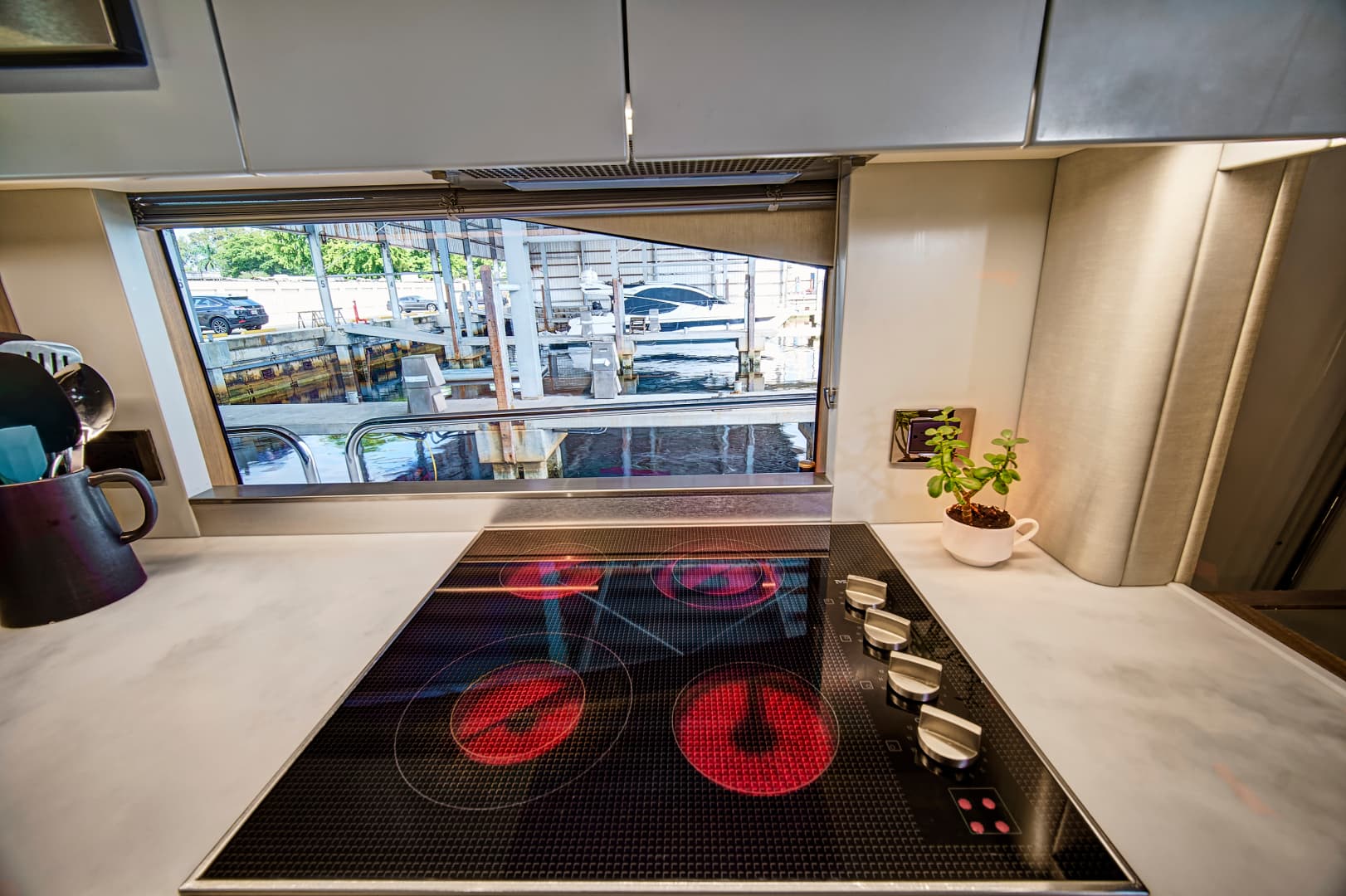 2019 Sunseeker 86 Yacht — photo 39