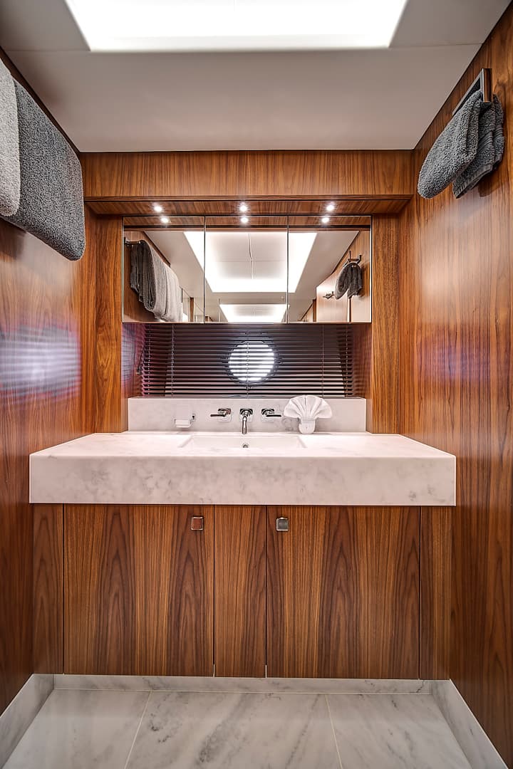 2019 Sunseeker 86 Yacht — photo 61