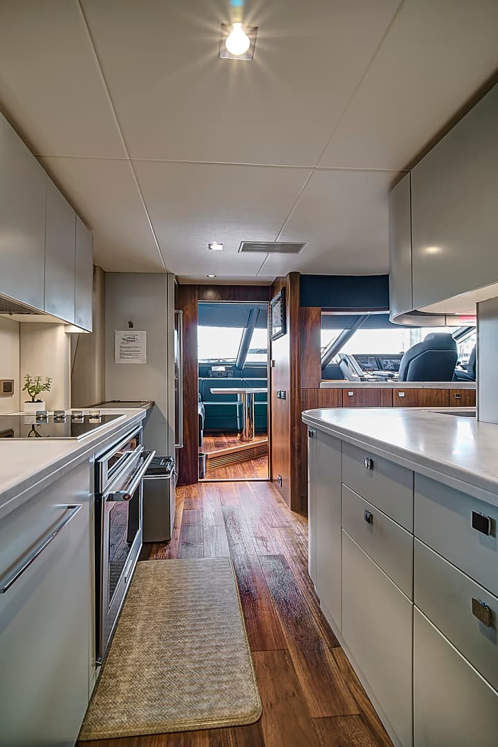 2019 Sunseeker 86 Yacht — photo 40