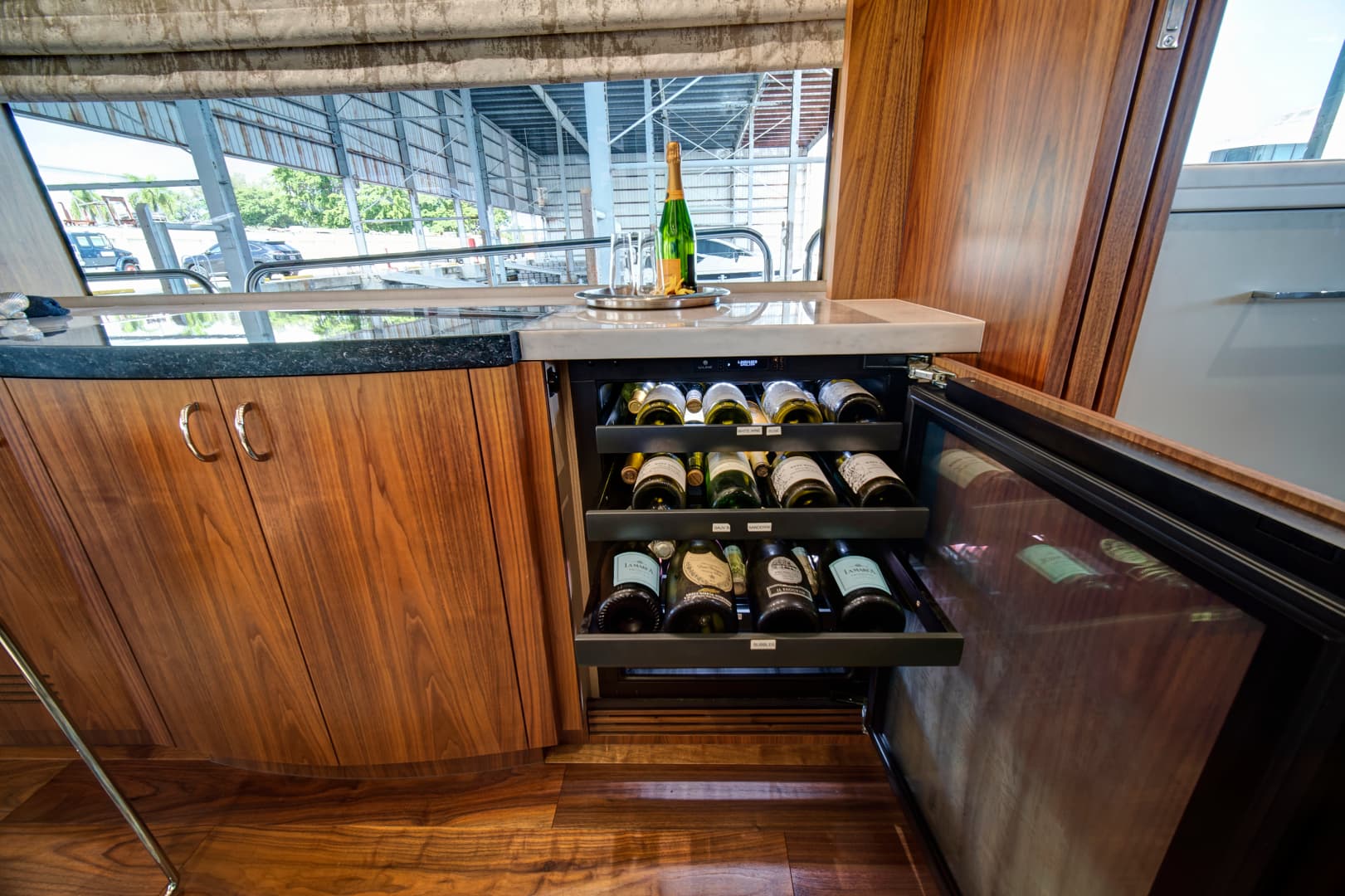 2019 Sunseeker 86 Yacht — photo 32