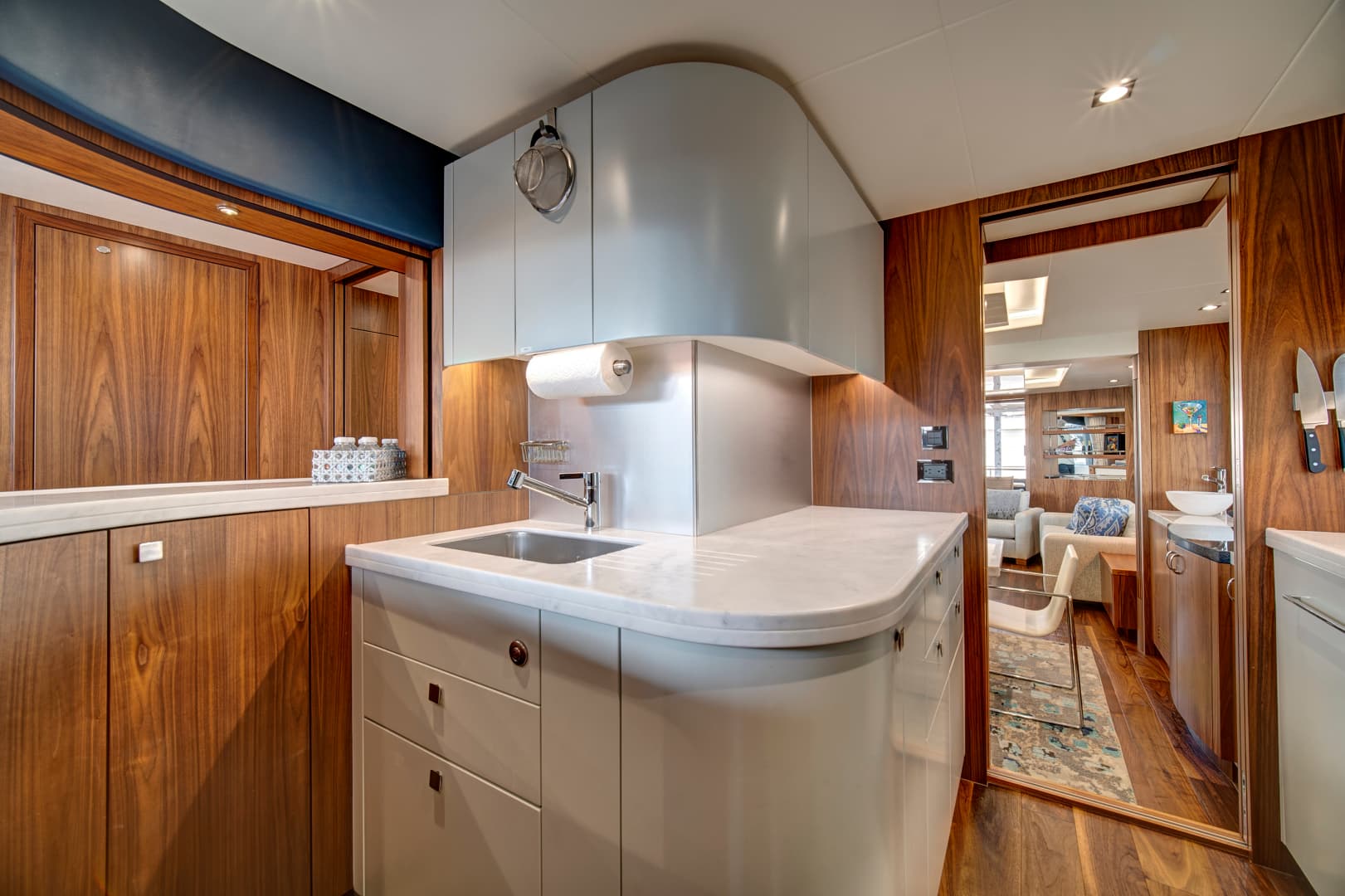 2019 Sunseeker 86 Yacht — photo 37