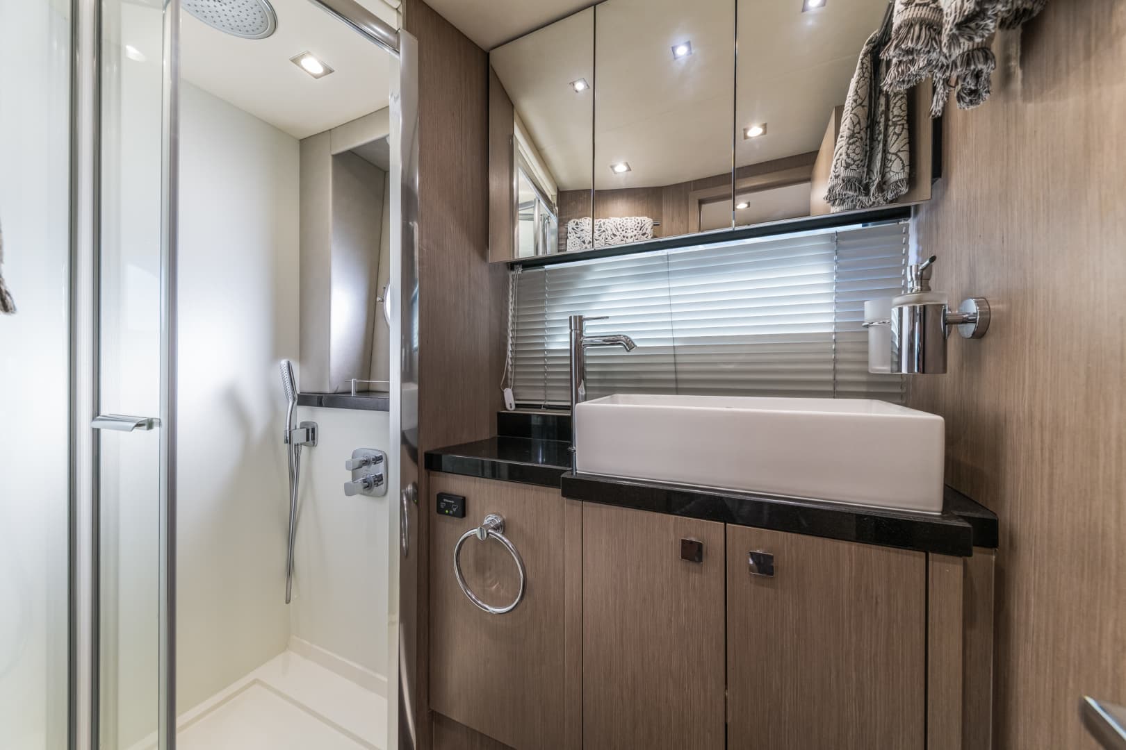 2017 Sunseeker Predator — photo 46