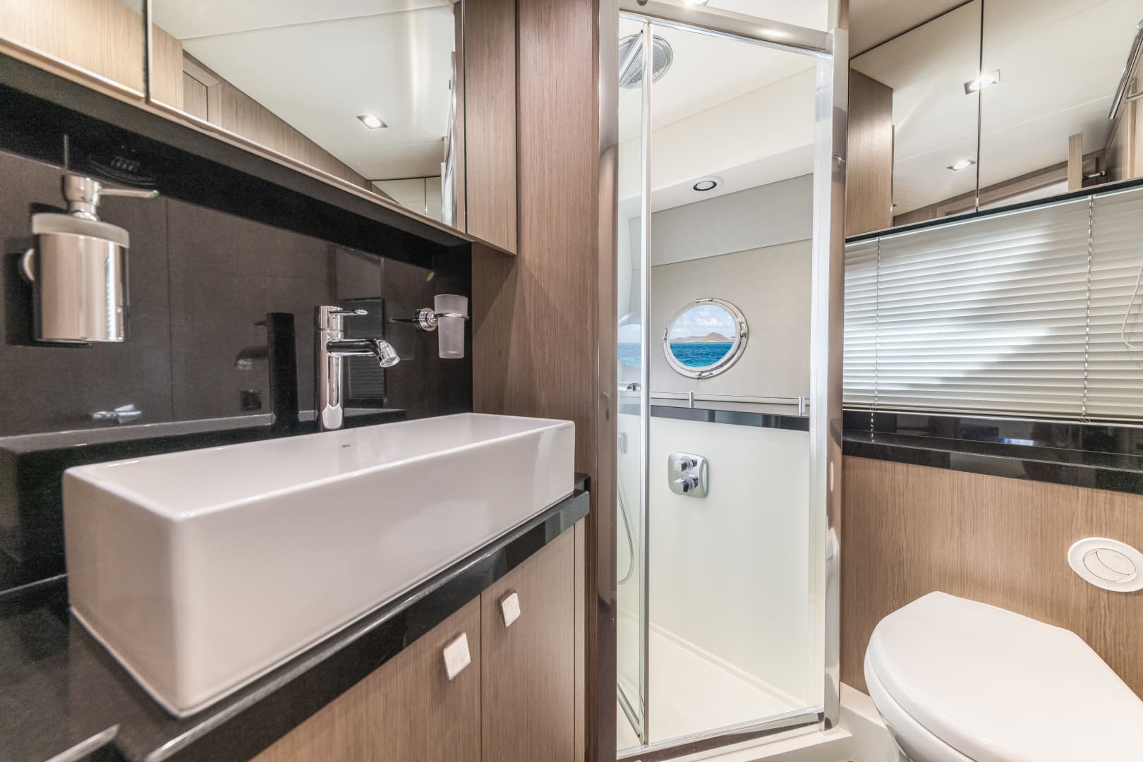 2017 Sunseeker Predator — photo 42