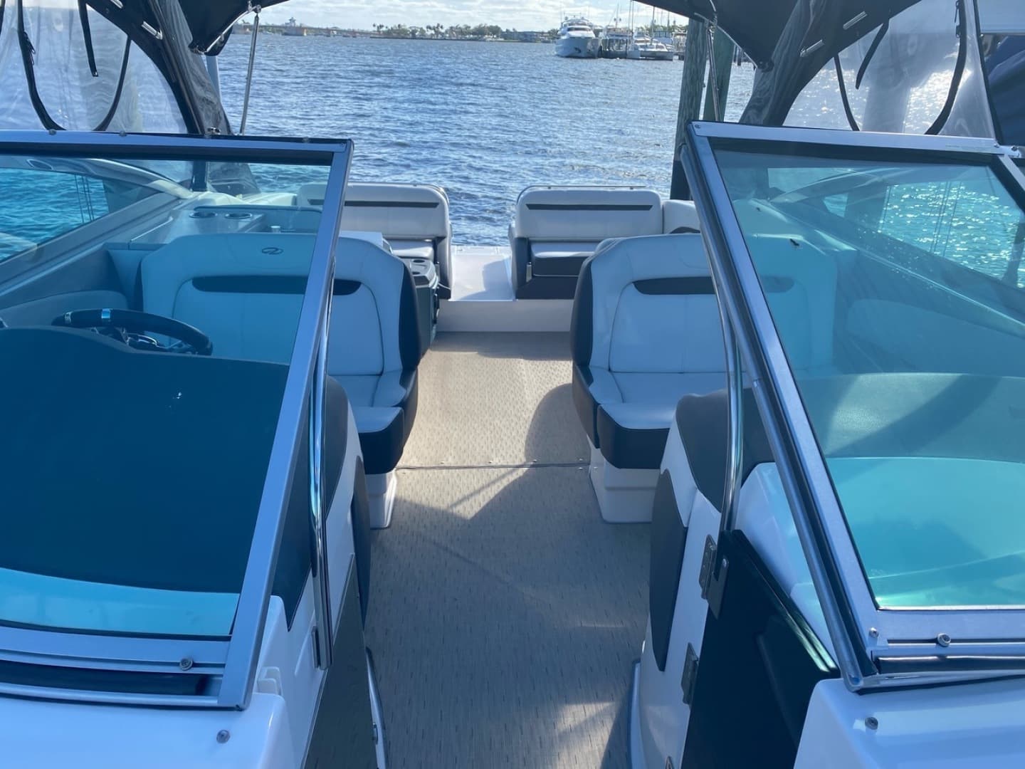 2016 Regal 3200 Bowrider — photo 7