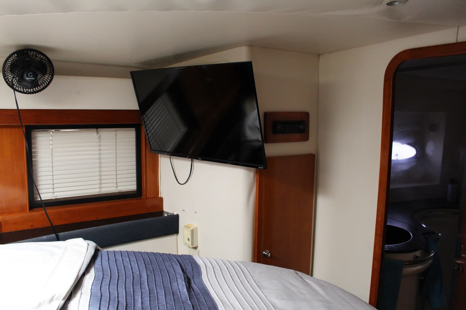 2000 Carver Trojan 440 Express — photo 32