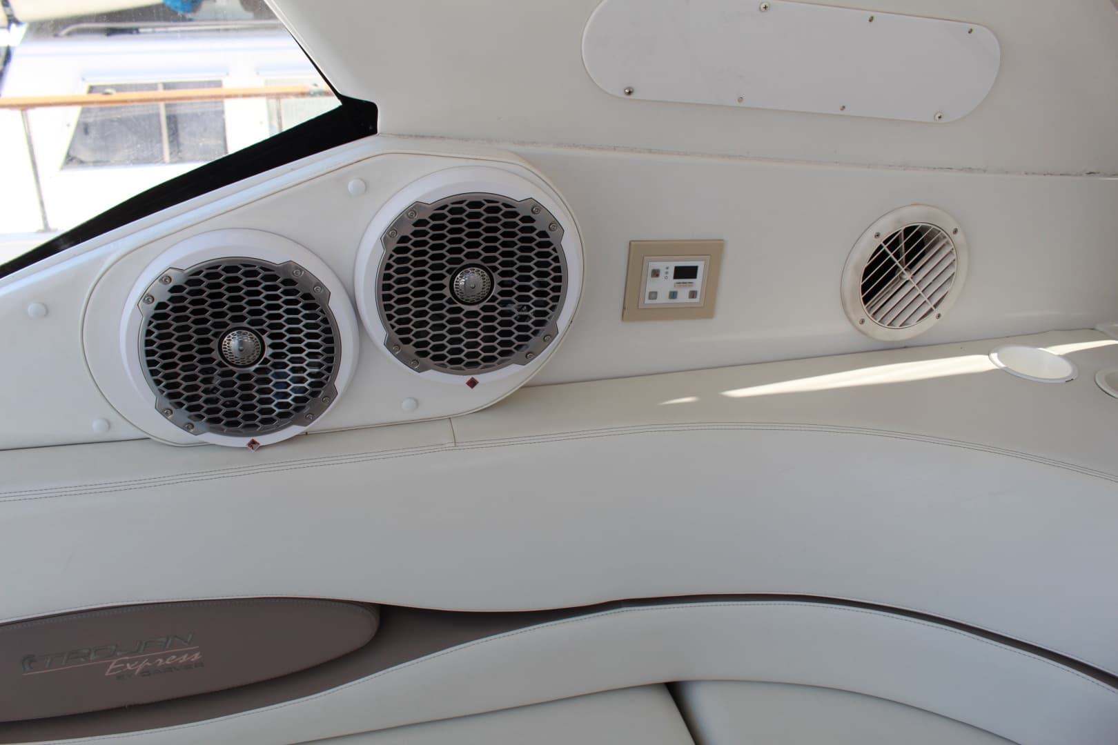 2000 Carver Trojan 440 Express — photo 11