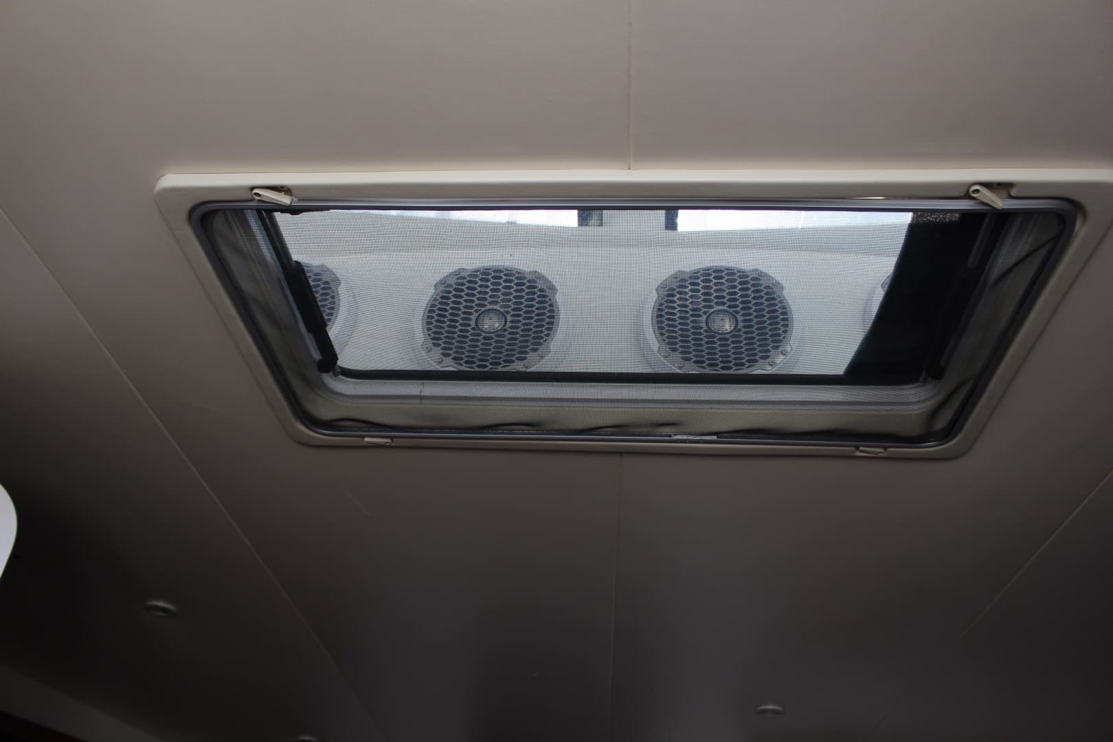 2000 Carver Trojan 440 Express — photo 23