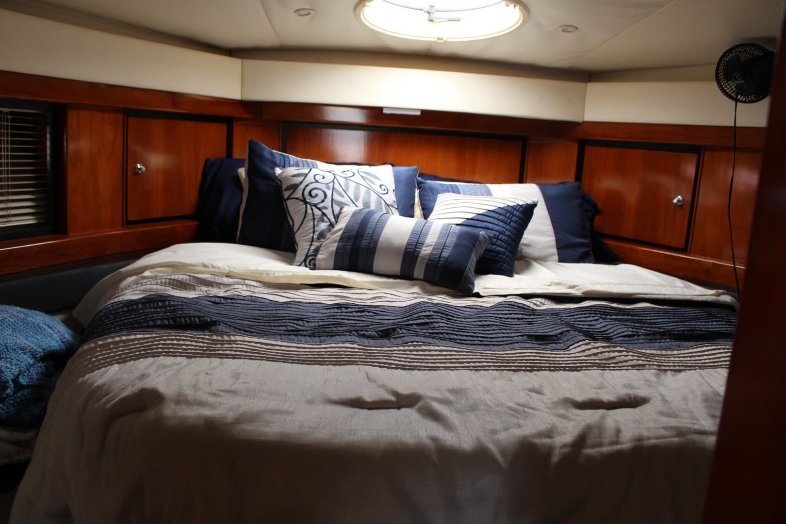 2000 Carver Trojan 440 Express — photo 30