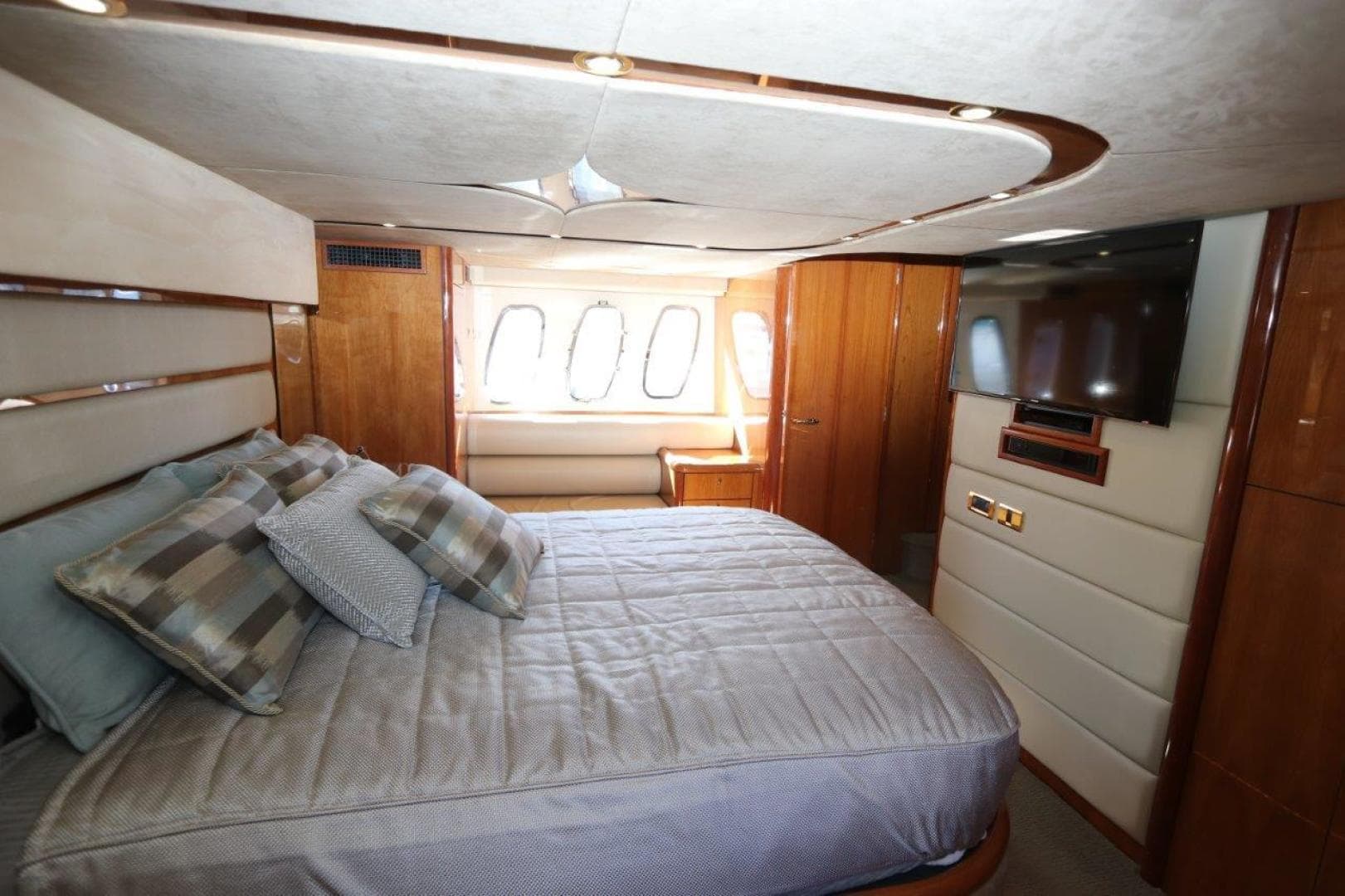 2004 Sunseeker Predator — photo 32