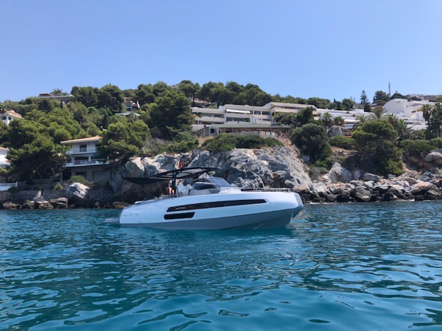 2018 Invictus 370 GT — photo 2