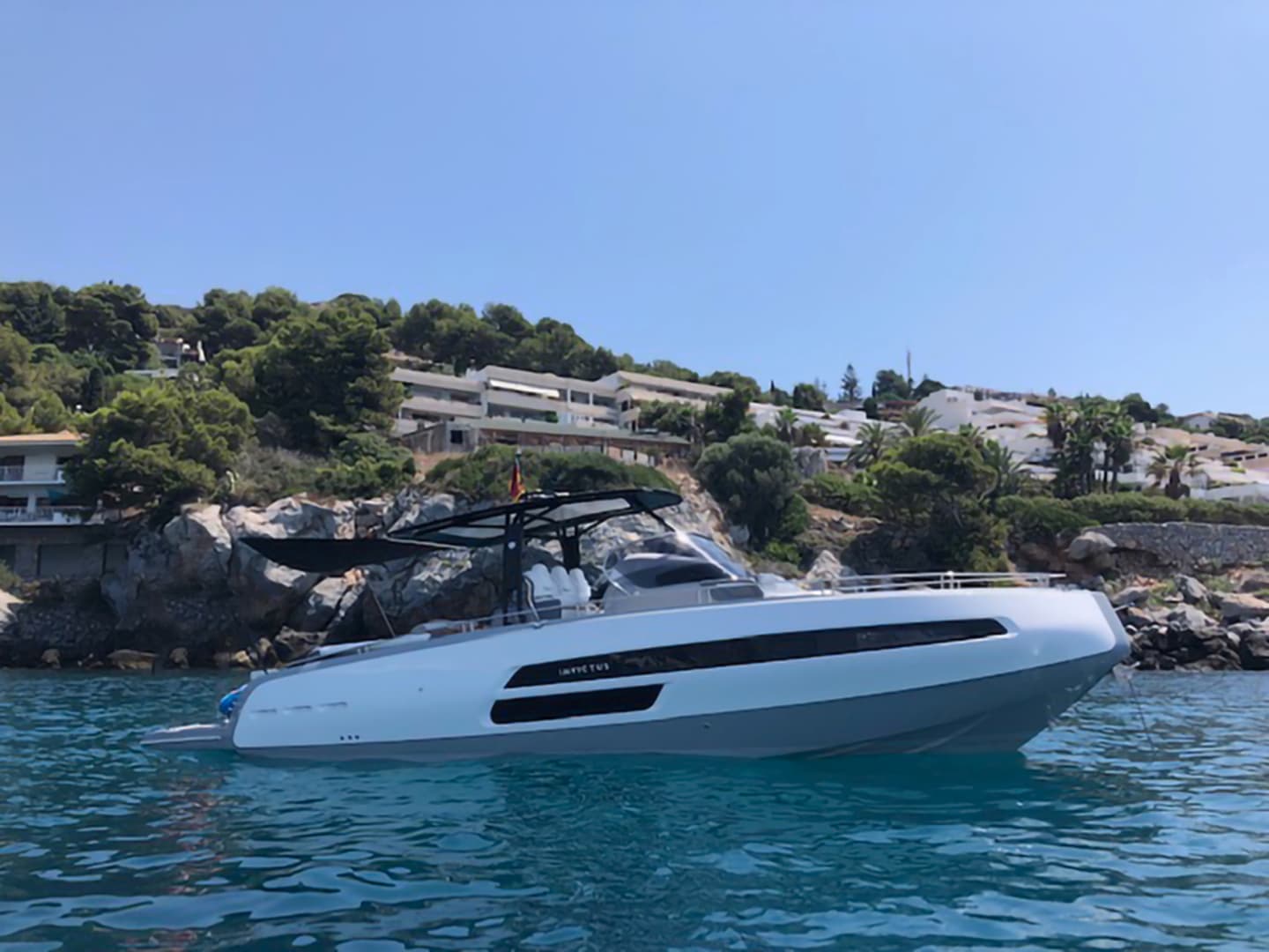 2018 Invictus 370 GT — photo 1