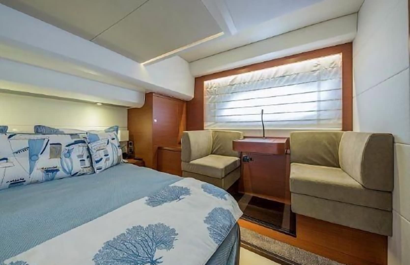 2015 Prestige 550 — photo 20