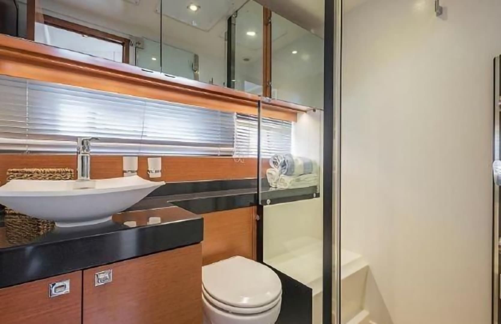 2015 Prestige 550 — photo 23