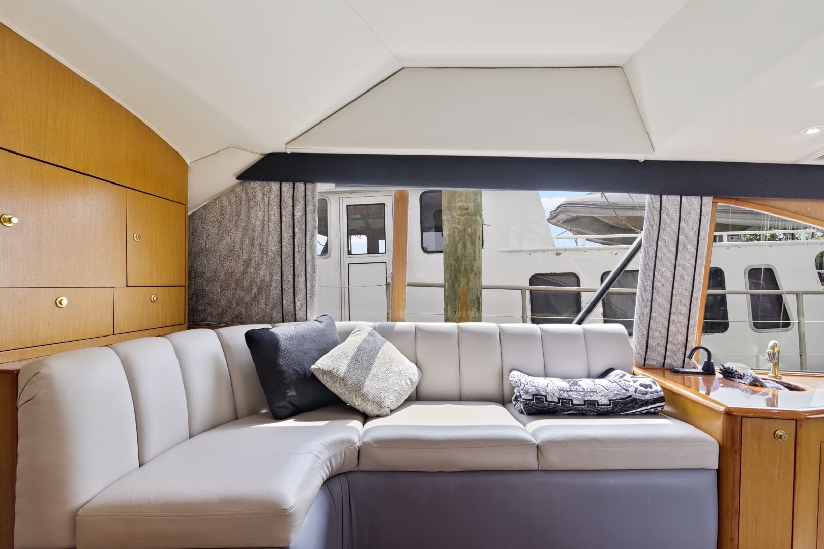 2001 Ocean Yachts 52 SS — photo 11